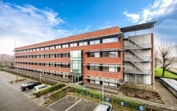 Kantoorpand op Opaallaan 1180 in Hoofddorp met modern exterieur en ruime parkeerplaatsen. Ideaal voor bedrijven die kantoorruimte willen huren.