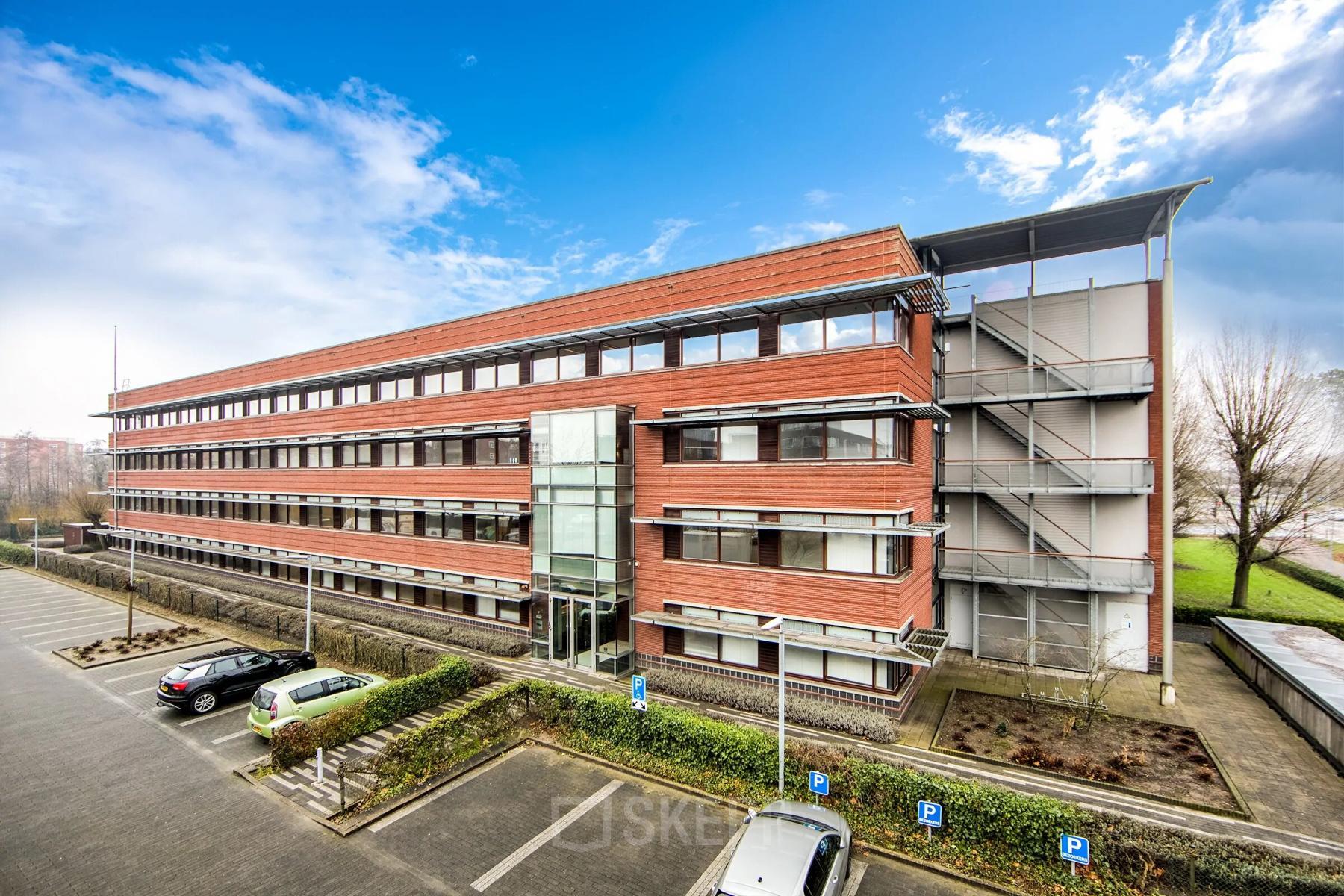 Kantoorpand op Opaallaan 1180 in Hoofddorp met modern exterieur en ruime parkeerplaatsen. Ideaal voor bedrijven die kantoorruimte willen huren.