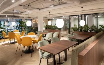 Stijlvolle kantoorruimte huren op Siriusdreef 60 in Hoofddorp met moderne inrichting, kleurrijke zithoeken en veel groen. Geschikt voor inspirerende vergaderingen of samenwerken.