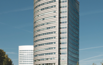 Voorzijde van modern kantoorpand aan Taurusavenue 1-41 in Hoofddorp, ideaal voor kantoorruimte huren.