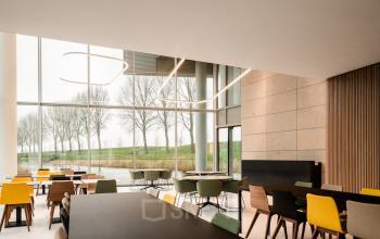 Moderne kantoorruimte te huur op Taurusavenue 1-41 in Hoofddorp met veel natuurlijk licht en kleurrijke meubels.