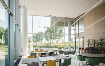 Moderne en lichte kantoorruimte in Hoofddorp met stijlvolle tafels en stoelen, ideaal om kantoorruimte te huren voor vergaderingen en zakelijke bijeenkomsten.