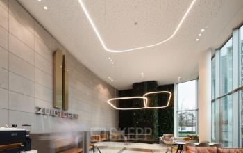 Moderne ontvangstruimte in kantoorpand op Taurusavenue 1-41, Hoofddorp, met strakke lijnen en een uitnodigende sfeer. Mogelijkheden om een kantoorruimte te huren met comfortabele zithoeken.