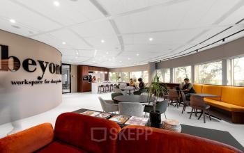 Moderne kantoorruimte in Hoofddorp op Taurusavenue 1-41, voorzien van diverse zitplekken en werkstations. Mensen werken en ontspannen in een stijlvolle omgeving met veel natuurlijk licht.