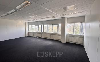 Ongebruikte kantoorruimte in kantoorpand op Planetenweg 5, Hoofddorp, met neutrale wanden en veel natuurlijk licht. Geschikt voor bedrijven die hier kantoorruimte willen huren.