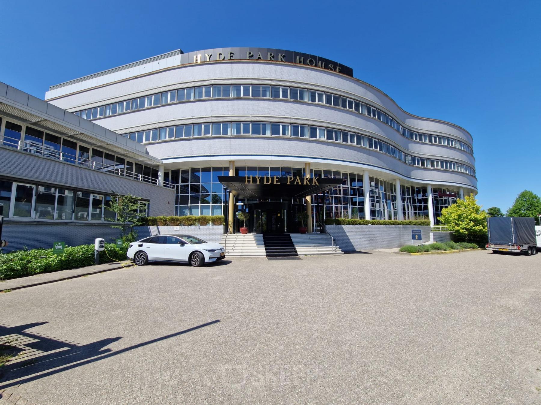 Het kantoorpand op Planetenweg 5 in Hoofddorp toont een modern gebouw met een stijlvolle ingang, ideaal voor bedrijven die kantoorruimte willen huren.