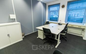 Kantoorruimte huren in het pand op Siriusdreef 17, Hoofddorp met werkplekken, bureaus en stoelen.