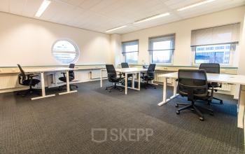Moderne kantoorruimte met witte bureaus en comfortabele stoelen bij Siriusdreef 17 in Hoofddorp, ideaal voor ondernemende professionals die een representatieve ruimte willen huren.