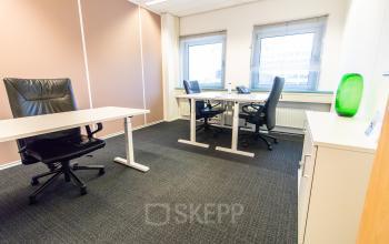 Moderne kantoorruimte met witte bureaus en ergonomische stoelen in kantoorpand Siriusdreef 17, Hoofddorp.