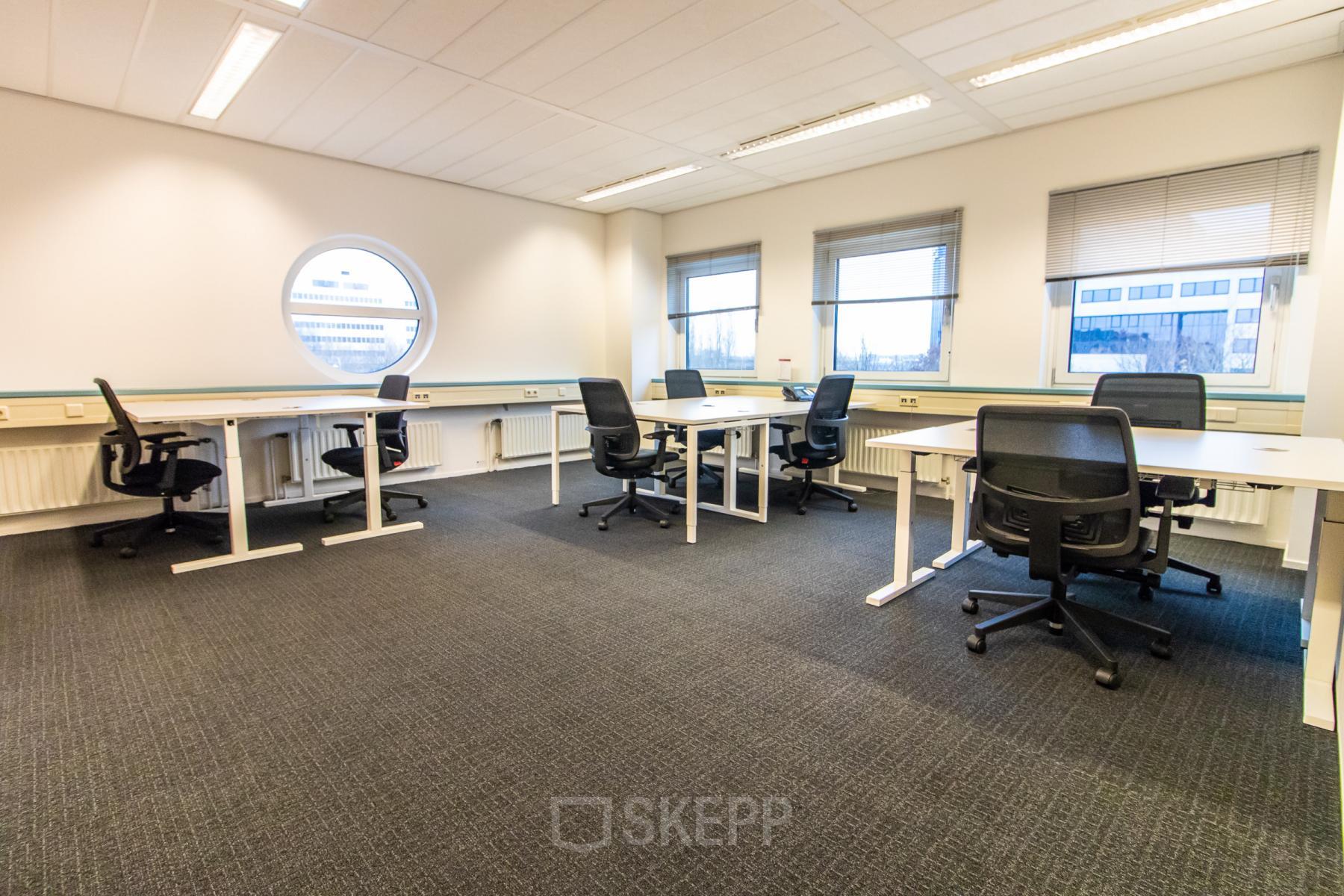 Moderne kantoorruimte met witte bureaus en comfortabele stoelen bij Siriusdreef 17 in Hoofddorp, ideaal voor ondernemende professionals die een representatieve ruimte willen huren.