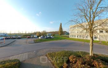 Exterieur van een kantoorpand op Meidoornkade 19 in Houten met parkeerplaatsen en omringend groen.