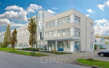 Vooraanzicht van een modern kantoorpand aan de Meidoornkade 19 in Houten, met een strak ontwerp en grote ramen. Perfect voor bedrijven die kantoorruimte willen huren in een professionele omgeving.