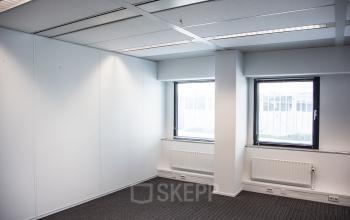 Leeg kantoor op Meidoornkade 19, Houten, met witte muren en twee ramen. Ideaal voor wie een kantoorruimte wil huren in een open en lichte omgeving.