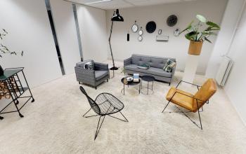 Gemeubileerde kantoorruimte op Meidoornkade 22 in Houten met stijlvolle zithoek en decoratieve elementen.
