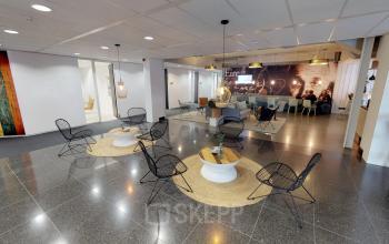 Een moderne kantoorruimte op Meidoornkade 22, Houten, met stijlvolle zitplaatsen en een uitnodigende sfeer, perfect voor meetings of als kantoorpand voor huur beschikbaar.