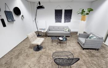 Moderne kantoorruimte in Houten met comfortabele zitplekken en stijlvolle decoratie, ideaal om te huren.