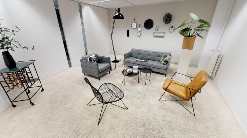 Gemeubileerde kantoorruimte op Meidoornkade 22 in Houten met stijlvolle zithoek en decoratieve elementen.
