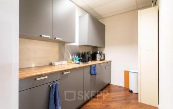 Praktische pantry in het kantoorpand op Sandtlaan 36, Katwijk. Strak vormgegeven met voldoende opbergruimte en moderne apparaten, ideaal voor een snelle pauze tijdens het werken. Interesse in kantoorruimte huren? Ontdek de mogelijkheden.