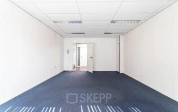 Ruime, lichte kantoorpand op Sandtlaan 36 in Katwijk, met wit plafond en vloerbedekking. Ideaal voor wie kantoorruimte wil huren. De ruimte biedt flexibiliteit voor inrichting naar eigen wensen.