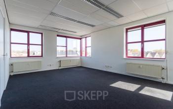 Kantoorruimte huren in Katwijk: lichte ruimte met moderne afwerking en grote ramen, ideaal voor jouw zakelijke activiteiten.