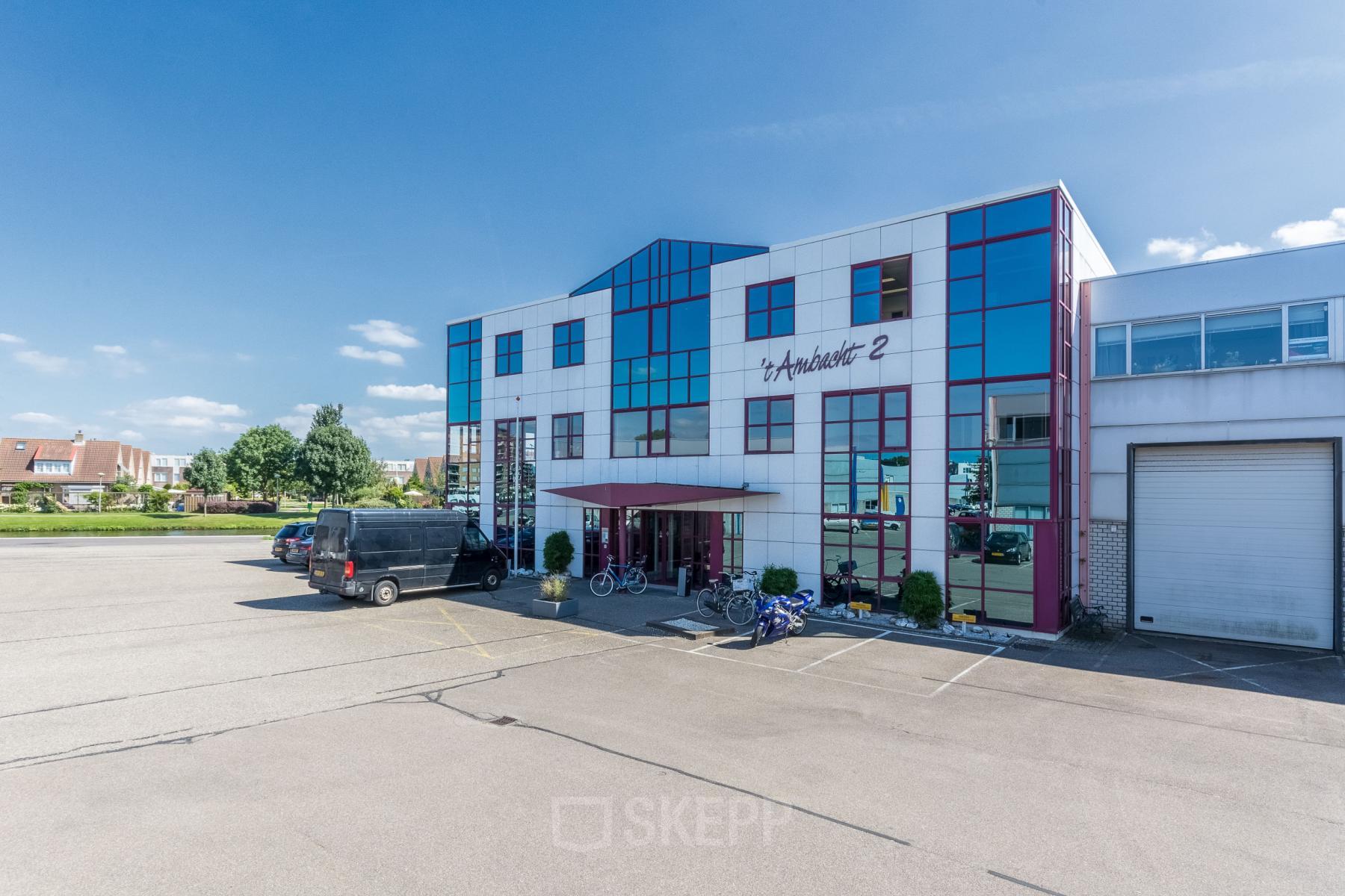 Kantoorpand gelegen op Sandtlaan 36 in Katwijk, met moderne glazen gevel en parkeerplaatsen aan de voorzijde. Het biedt diverse kantoren voor huur in een professionele omgeving.