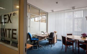 Kantoorruimte huren in Kerkrade bij Eurodepark 1, met vergadertafel, stoelen, en bureau, gemeubileerd.