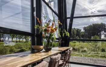 Zonnige kantoorruimte huren aan Oudhuizerstraat 31, Klarenbeek met grote ramen en uitzicht op natuur.
