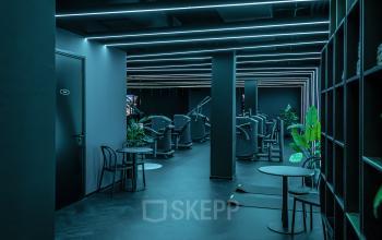 Kantoorruimte huren op Oudhuizerstraat 31, Klarenbeek, modern interieur met zwarte meubels, groene planten en LED-verlichting.