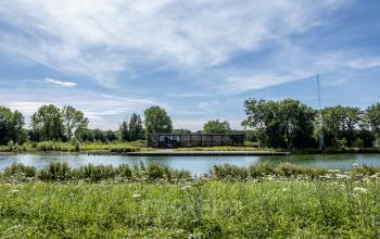 Exterieur van kantoorpand gelegen aan het water op Oudhuizerstraat 31, Klarenbeek. Groenrijke omgeving met moderne bouw.
