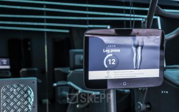 Moderne fitnessruimte in kantoorpand op Oudhuizerstraat 31, Klarenbeek met cardiotoestellen en een leg press apparaat.