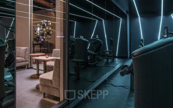 Moderne kantoorruimte huren aan de Oudhuizerstraat 31 in Klarenbeek, met spiegelwanden, geometrische verlichting en comfortabele zitgedeelten.