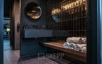 Moderne faciliteiten in het kantoorpand op Oudhuizerstraat 31, Klarenbeek, met strak design en luxe afwerking.