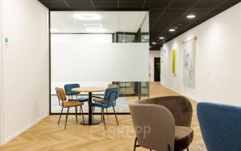 Moderne kantoorruimte huren op het Industriepark in Leek met stijlvolle inrichting en zitgedeelte. Ideaal voor zakelijke activiteiten in een inspirerende omgeving.