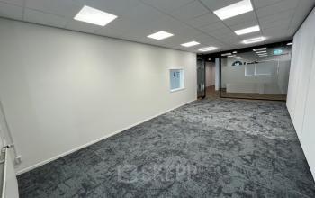 Kantoorruimte huren in modern kantoorpand op Industriepark 5B, Leek. Heldere werkruimte met strakke vloeren en glazen scheidingswanden, klaar voor veelzijdig kantoorgebruik. Ideaal voor bedrijven die functionele ruimte zoeken.