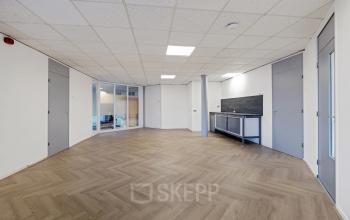 Ruime kantoorruimte te huur op Ouddeelstraat 7a in Leeuwarden met strakke vloer en moderne afwerking.