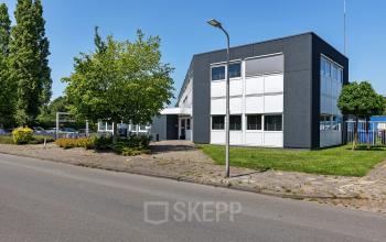 Exterieur van een modern kantoorpand aan de Ouddeelstraat 7a in Leeuwarden, geschikt voor kantoorruimte huren.