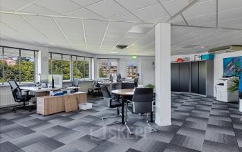 Ruime kantoorruimte met uitzicht, ingericht met bureaus, stoelen en kasten. Ideaal voor bedrijven die kantoorruimte willen huren in Leeuwarden.