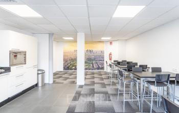 Interieur van kantoorpand op Ouddeelstraat 7a, Leeuwarden met moderne keuken en eethoek. De ruimte biedt een functionele omgeving voor kantooractiviteiten. Ideaal om kantoorruimte te huren in een professionele setting.