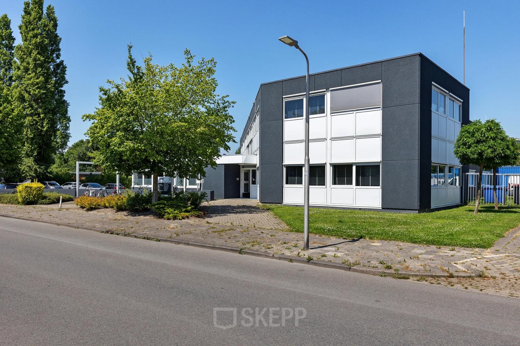 Exterieur van een modern kantoorpand aan de Ouddeelstraat 7a in Leeuwarden, geschikt voor kantoorruimte huren.