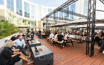 Modern ingericht terras op het dak van kantoorpand aan Lange Marktstraat 1 in Leeuwarden met werkende mensen en ontspanningsruimte.