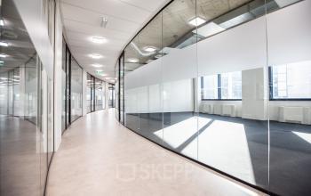 Glazen gangen in het kantoorpand op Lange Marktstraat 1 in Leeuwarden, ideaal voor kantoorruimte huren. Het moderne interieur biedt veel licht en ruimte.