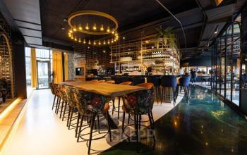 Sfeervol ingerichte kantoorruimte huren op de Lange Marktstraat 1 in Leeuwarden, met stijlvolle meubels en moderne verlichting. Ideaal voor vergaderingen en samenwerking.