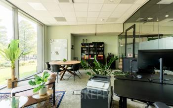 Kantoorruimte huren aan Lange Marktstraat 1, Leeuwarden met grote ramen en moderne meubels.