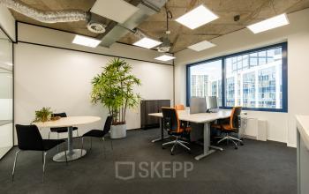 Kantoorruimte huren in Leeuwarden aan de Lange Marktstraat 1, met moderne werkplekken en grote ramen.