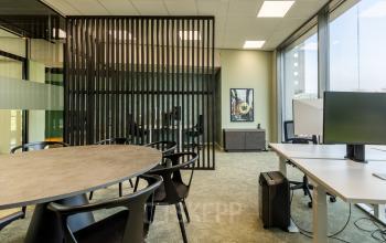 Kantoorruimte huren aan de Lange Marktstraat 1, Leeuwarden met moderne meubels, grote ramen en vergaderhoek.