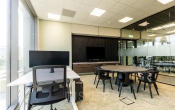 Modern kantoorpand op Lange Marktstraat 1, Leeuwarden, goed verlichte ruimte met werkplekken en vergadertafel.