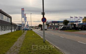 Exterieur van kantoorpand aan Zwettestraat 15 in Leeuwarden, met zicht op de straat en nabijgelegen bedrijven. Ideaal voor wie kantoorruimte wil huren in een levendige omgeving.