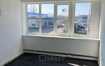 Onbegrensde kantoormogelijkheden op Zwettestraat 15, Leeuwarden. Dit strakke kantoorpand biedt lichtinval en uitzicht, ideaal voor wie kantoorruimte wil huren.