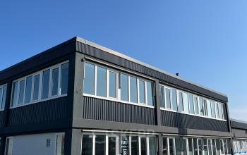 Exterieur van het kantoorpand op Zwettestraat 15 in Leeuwarden, beschikbaar voor kantoorruimte huren. Het gebouw heeft een moderne uitstraling met grote ramen en een goed onderhouden omgeving.