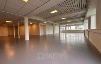 Ruime kantoorpand aan de Zwettestraat 15 in Leeuwarden met veel lichtinval en voldoende ruimte voor open werkplekken. Ideaal voor bedrijven die kantoorruimte willen huren in een dynamische omgeving.
